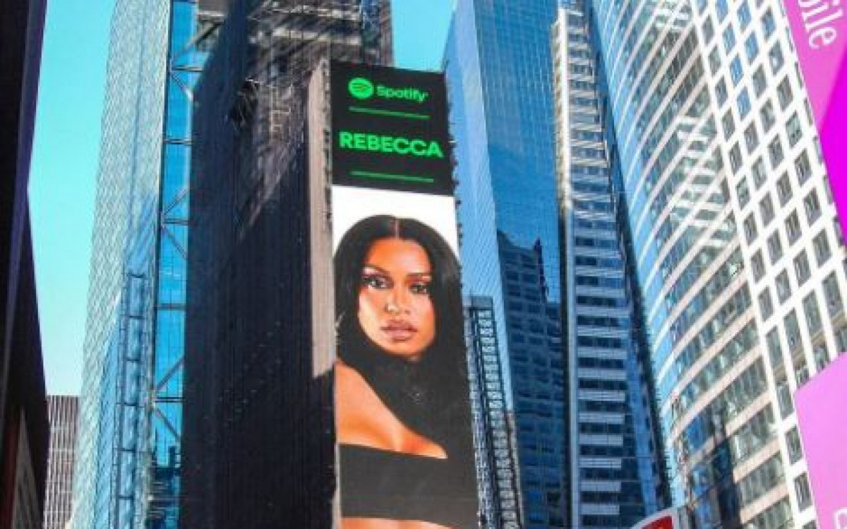 Rebecca em banner na Times Square em Nova York