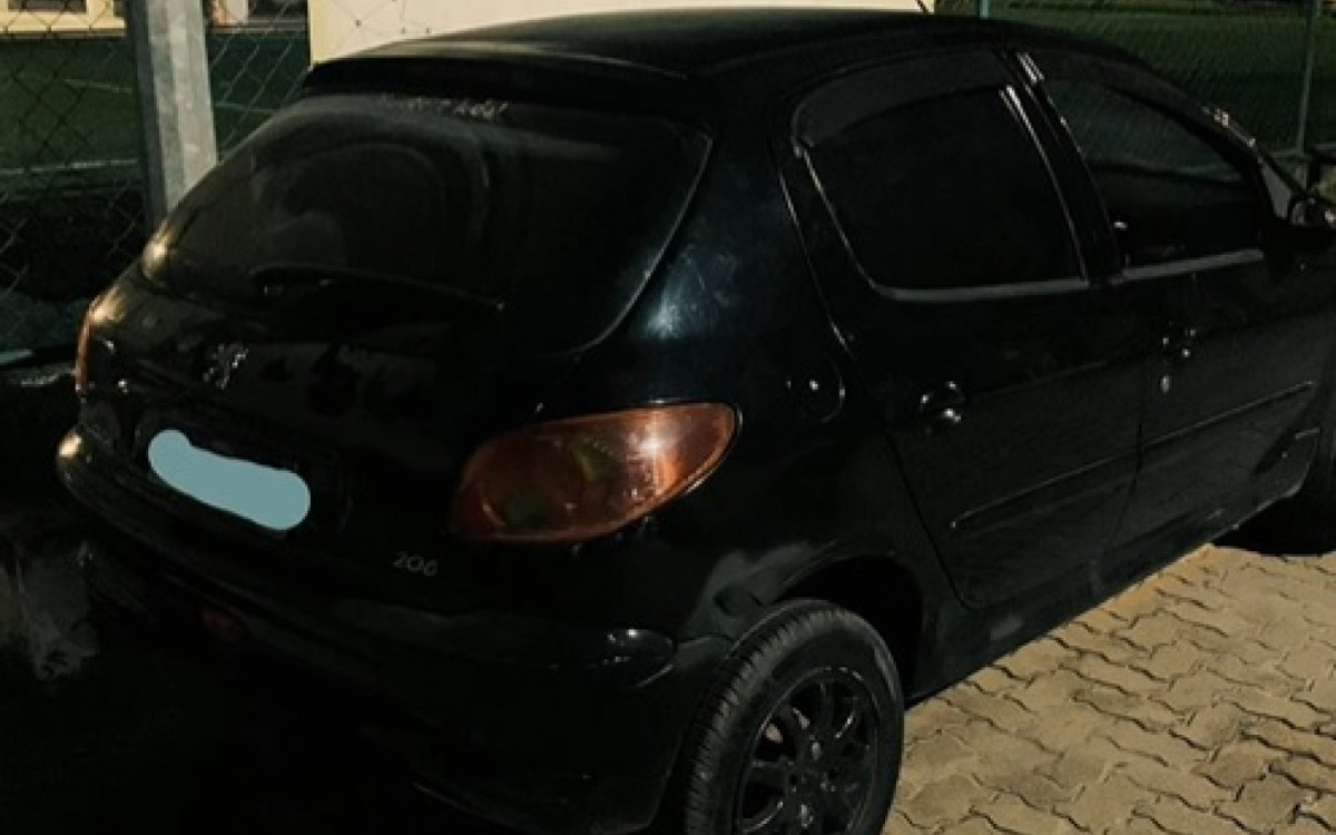 O carro apreendido pelos policiais militares