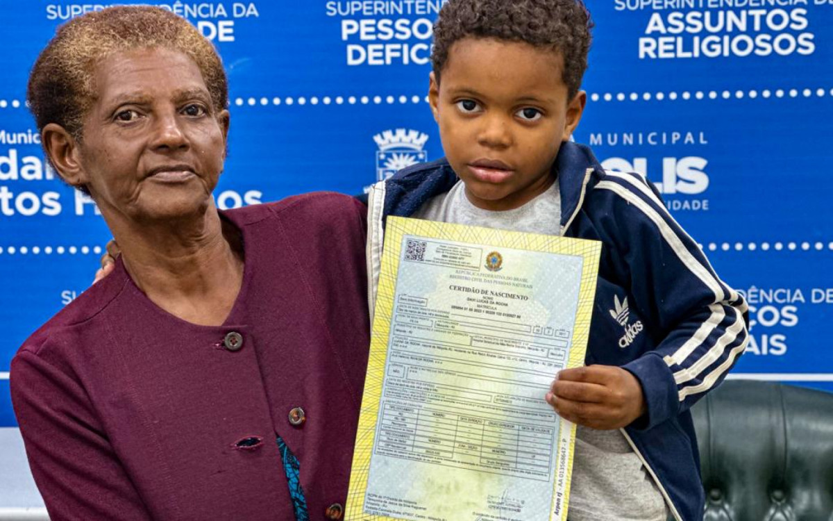 Davi no colo da av&oacute; com certid&atilde;o de nascimento
