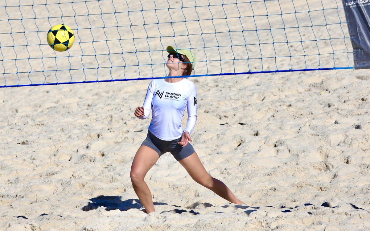 Jade Picon treina futevôlei na praia