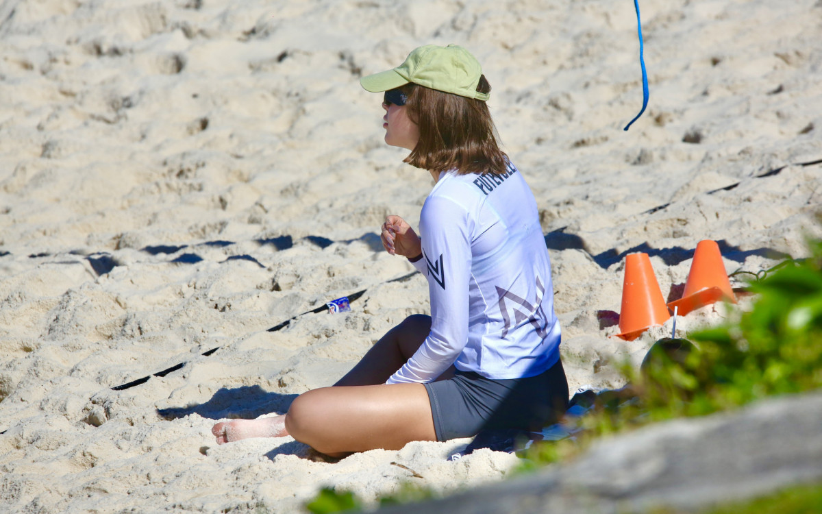 Jade Picon treina futevôlei na praia