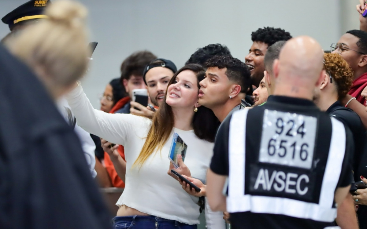 Lana Del Rey faz sucesso com fãs ao desembarcar no Aeroporto do Galeão, no Rio, nesta quinta-feira - Dilson Silva / Ag. News