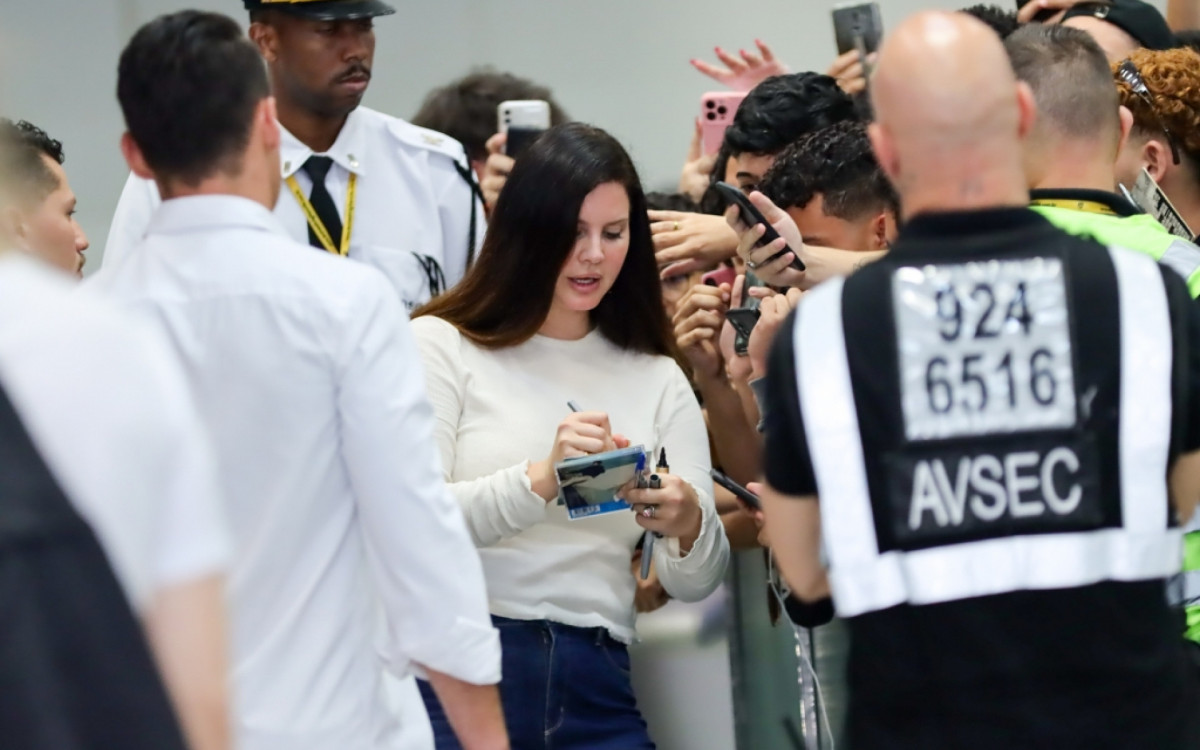 Lana Del Rey faz sucesso com fãs ao desembarcar no Aeroporto do Galeão, no Rio, nesta quinta-feira