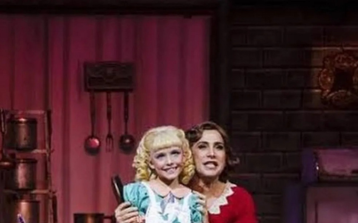 Larissa Manoela ao lado de Totia Meireles, no teatro