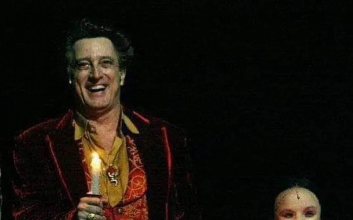 Larissa Manoela ao lado de Eduardo Galv&atilde;o, no teatro