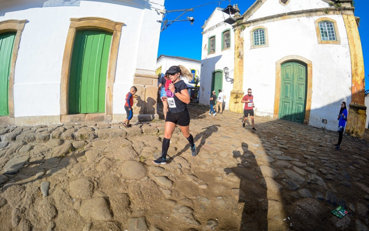 Atletas pelas ruas de pedras do centro histórico