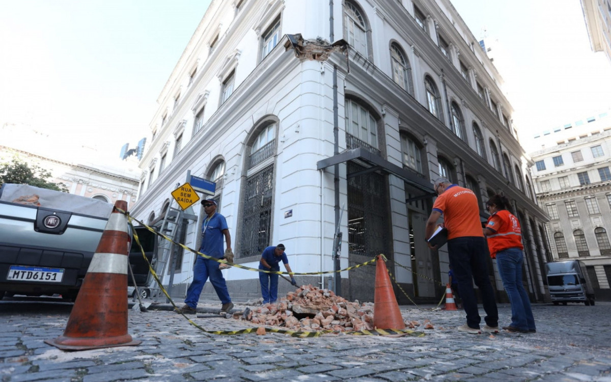 Equipe de engenharia e manutenção foi acionada para avaliar os danos - Pedro Ivo/Agência O DIA