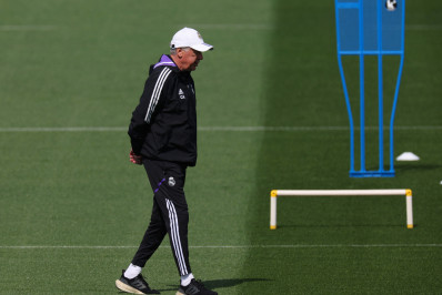 Após lesão de Alaba, Ancelotti cobra chegada de novo zagueiro ao Real Madrid