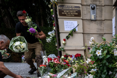 Vizinhos de Tina Turner deixam flores e mensagens na mansão da cantora