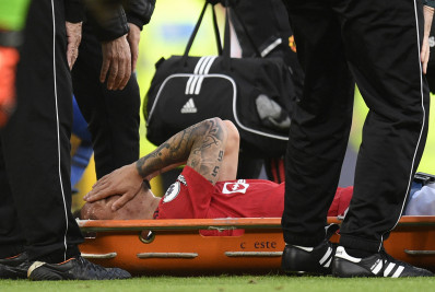 Antony se machuca, precisa ser substituído e deixa o campo chorando em jogo do Manchester United
