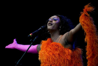 Liniker recebe estatueta do Grammy e se emociona