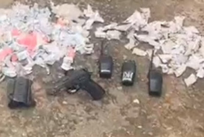 Trio é preso com pistola, rádios transmissores e drogas em Meriti