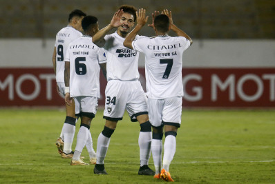 Botafogo sofre no fim, mas vence o César Vallejo (PER) e garante liderança na Sul-Americana