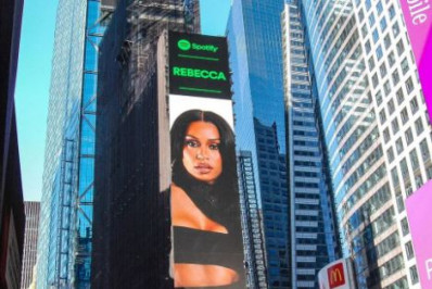 Rebecca é destaque em anúncio na Times Square em Nova York