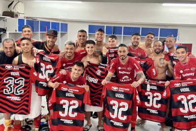 Após tropeço no Chile, Vidal dá camisas do Flamengo de presente para jogadores do Ñublense