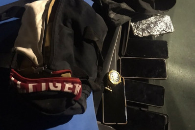 PM prende dois assaltantes com 07 celulares roubados e réplicas de armas em Nilópolis