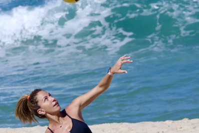 Bárbara Coelho aproveita manhã de futvôlei na Barra