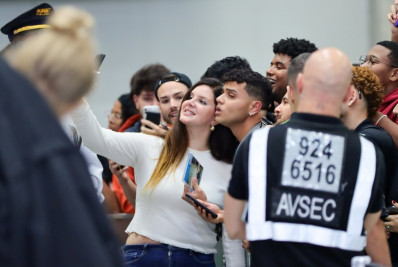 Ela chegou! Lana Del Rey posa com fãs em aeroporto do Rio