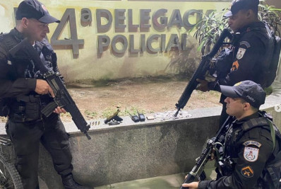 PM prende quatro suspeitos com pistola e drogas em Belford Roxo