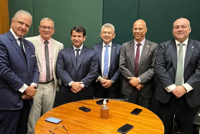 Deputado da Baixada flerta com voo solo, e toma enquadrada do grupo