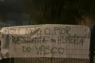 Membros de organizadas do Vasco vão ao CT e fazem fortes cobranças a jogadores, Barbieri e dirigentes