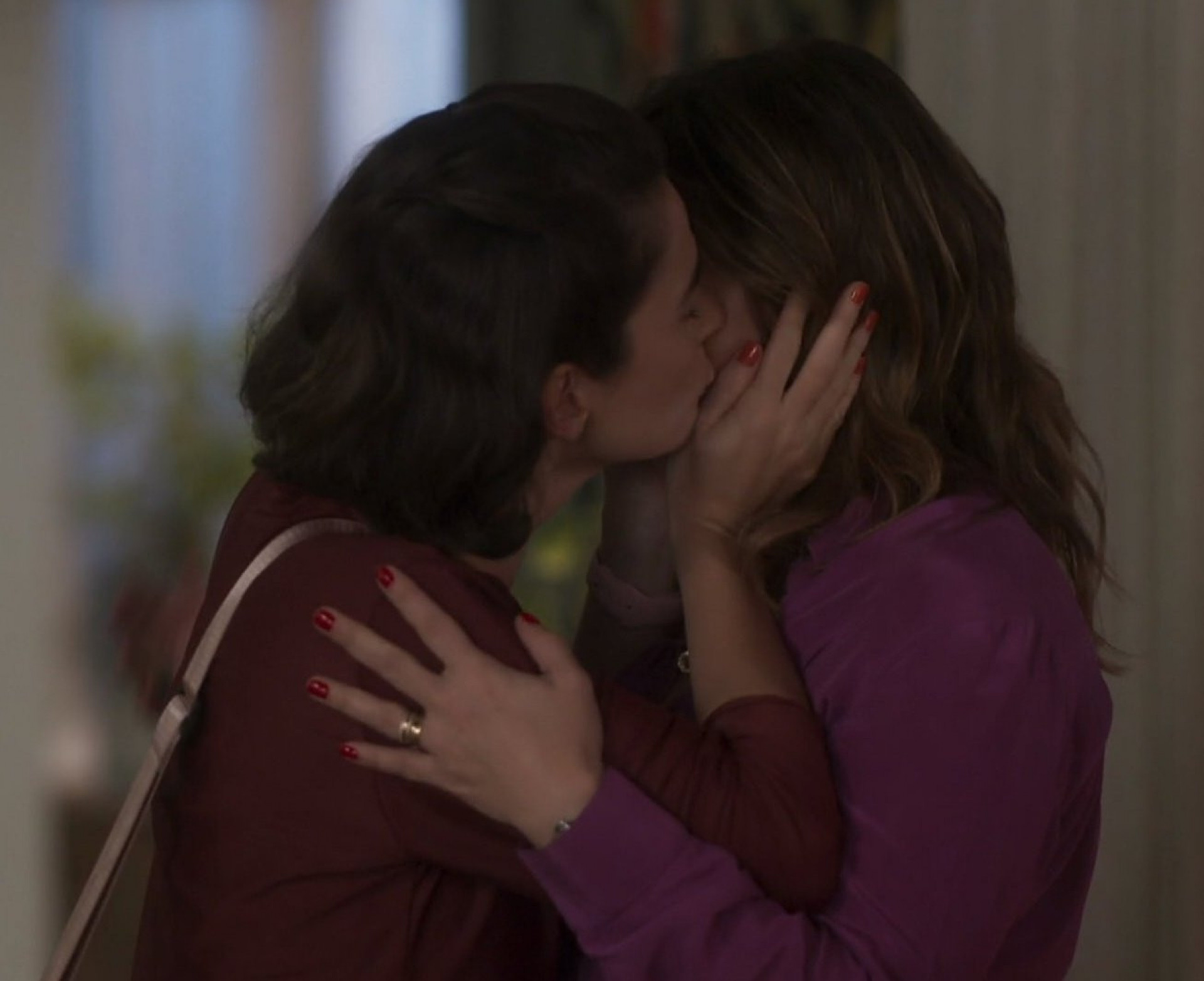 Telespectadores acusam TV Globo de cortar mais uma cena de beijo entre Clara e Helena na novela 'Vai na Fé' - Reprodução