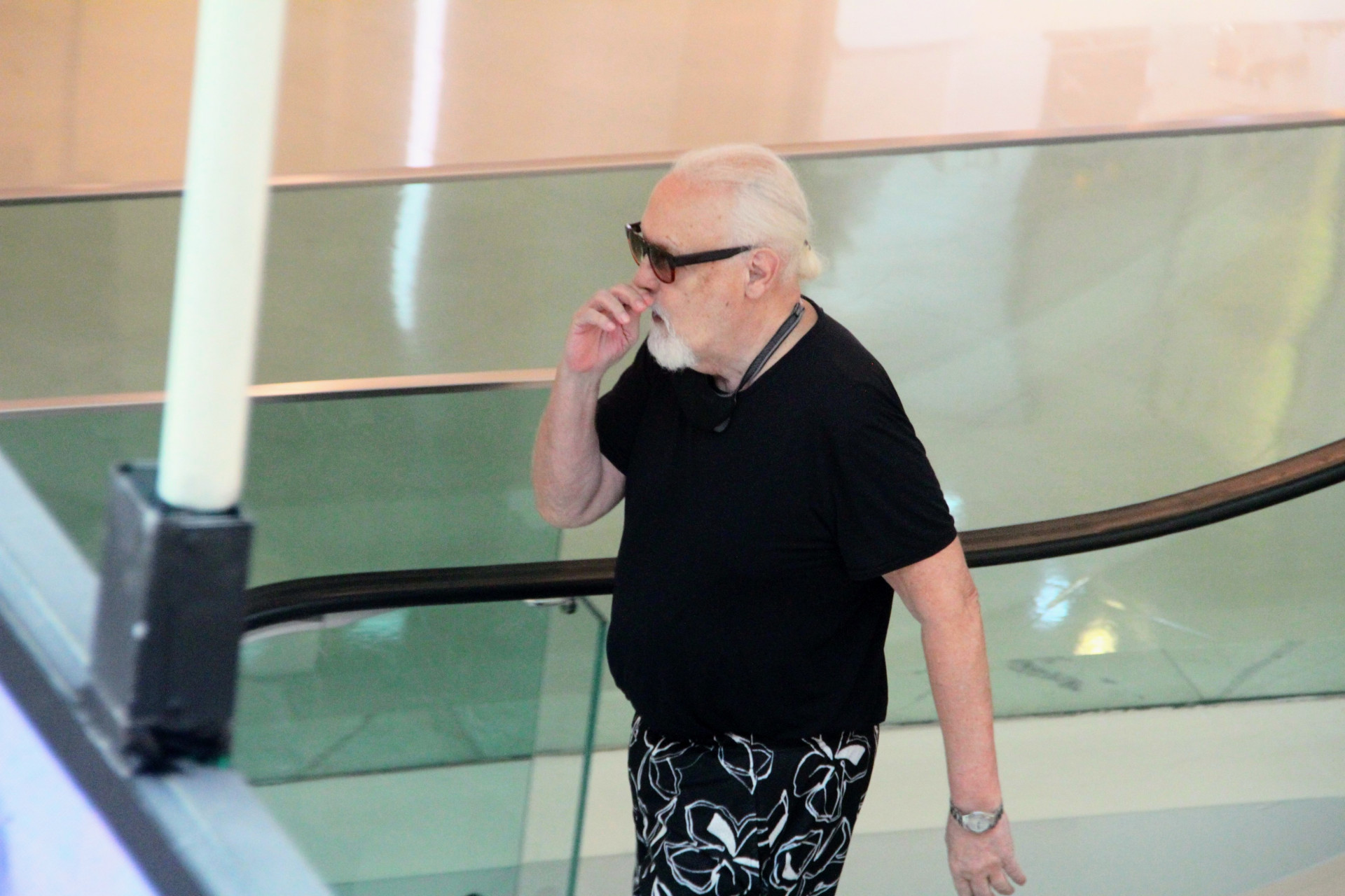 Ney Latorraca e o companheiro ao deixarem restaurante na Zona Sul do Rio - Dan Delmiro/Ag.News