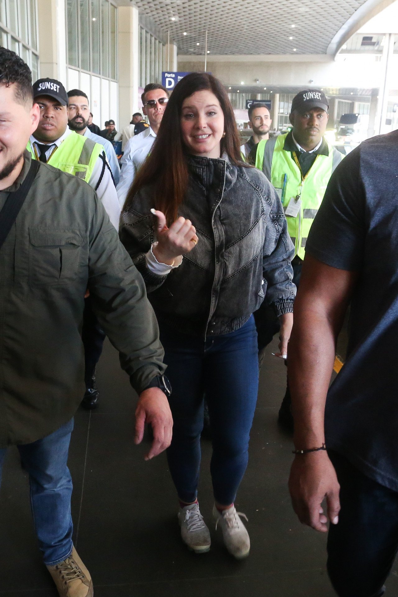 Lana Del Rey faz sucesso com fãs ao desembarcar no Aeroporto do Galeão, no Rio, nesta quinta-feira - Dilson Silva / Ag. News