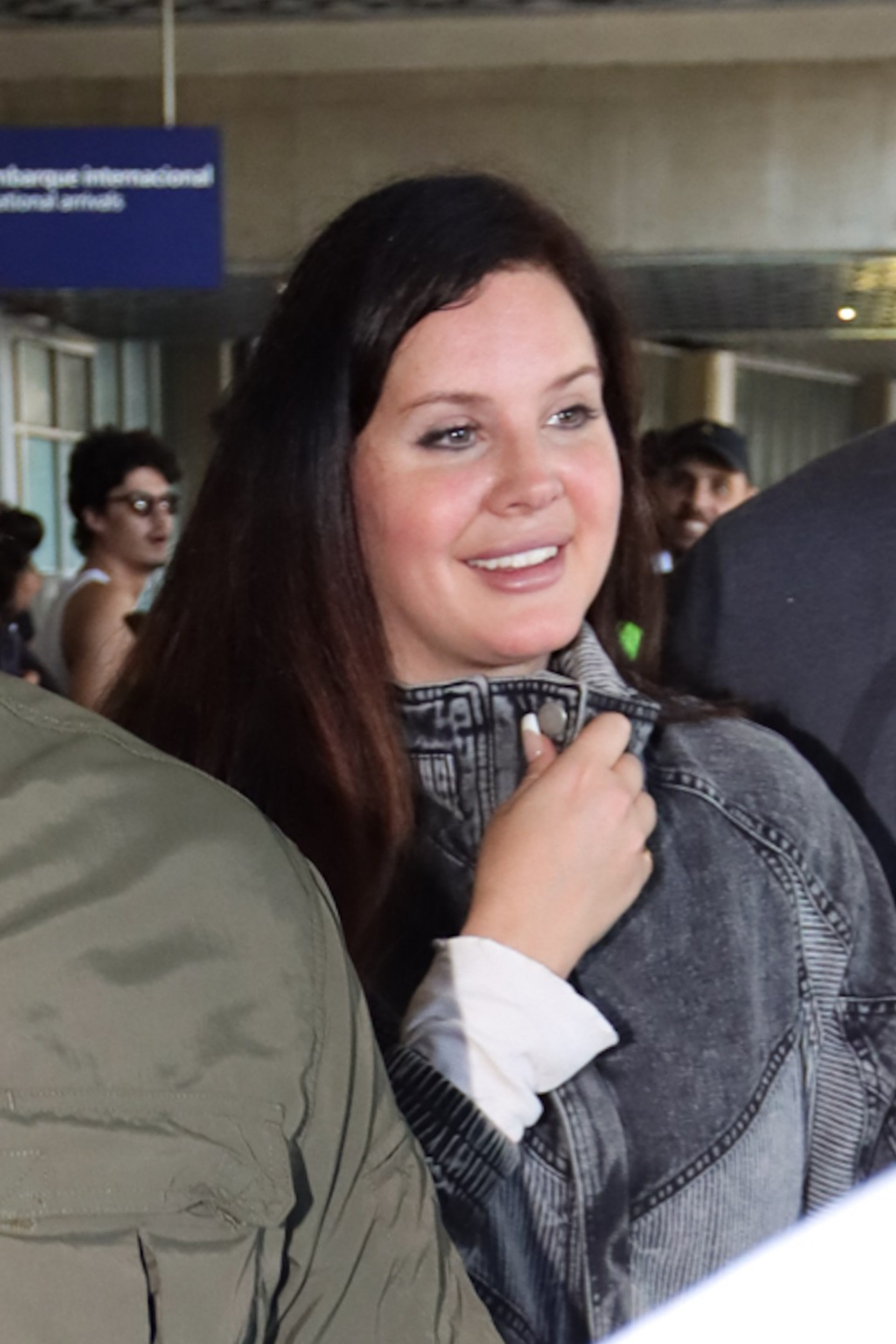 Lana Del Rey faz sucesso com fãs ao desembarcar no Aeroporto do Galeão, no Rio, nesta quinta-feira - Dilson Silva / Ag. News