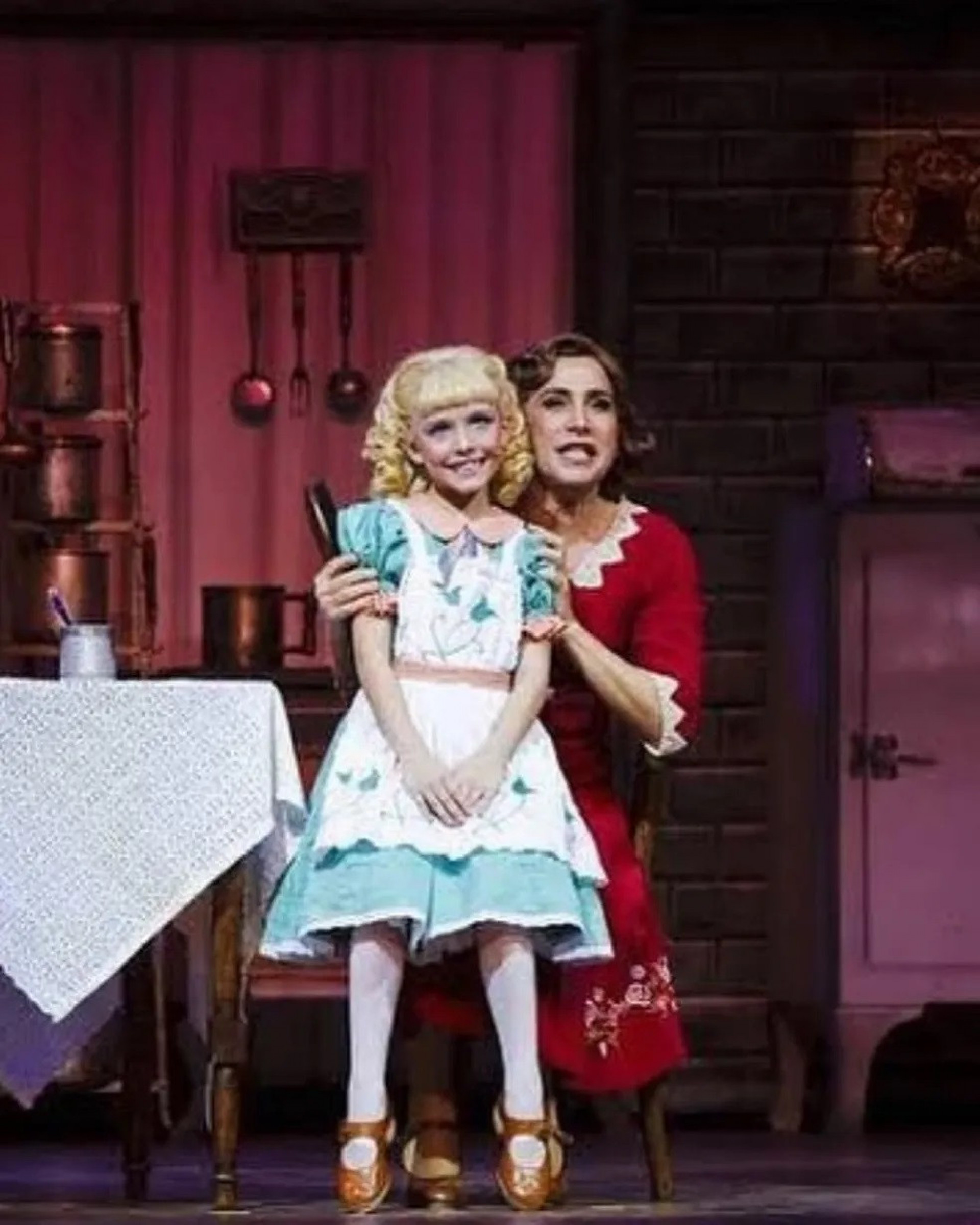 Larissa Manoela ao lado de Totia Meireles, no teatro - Reprodução / Instagram