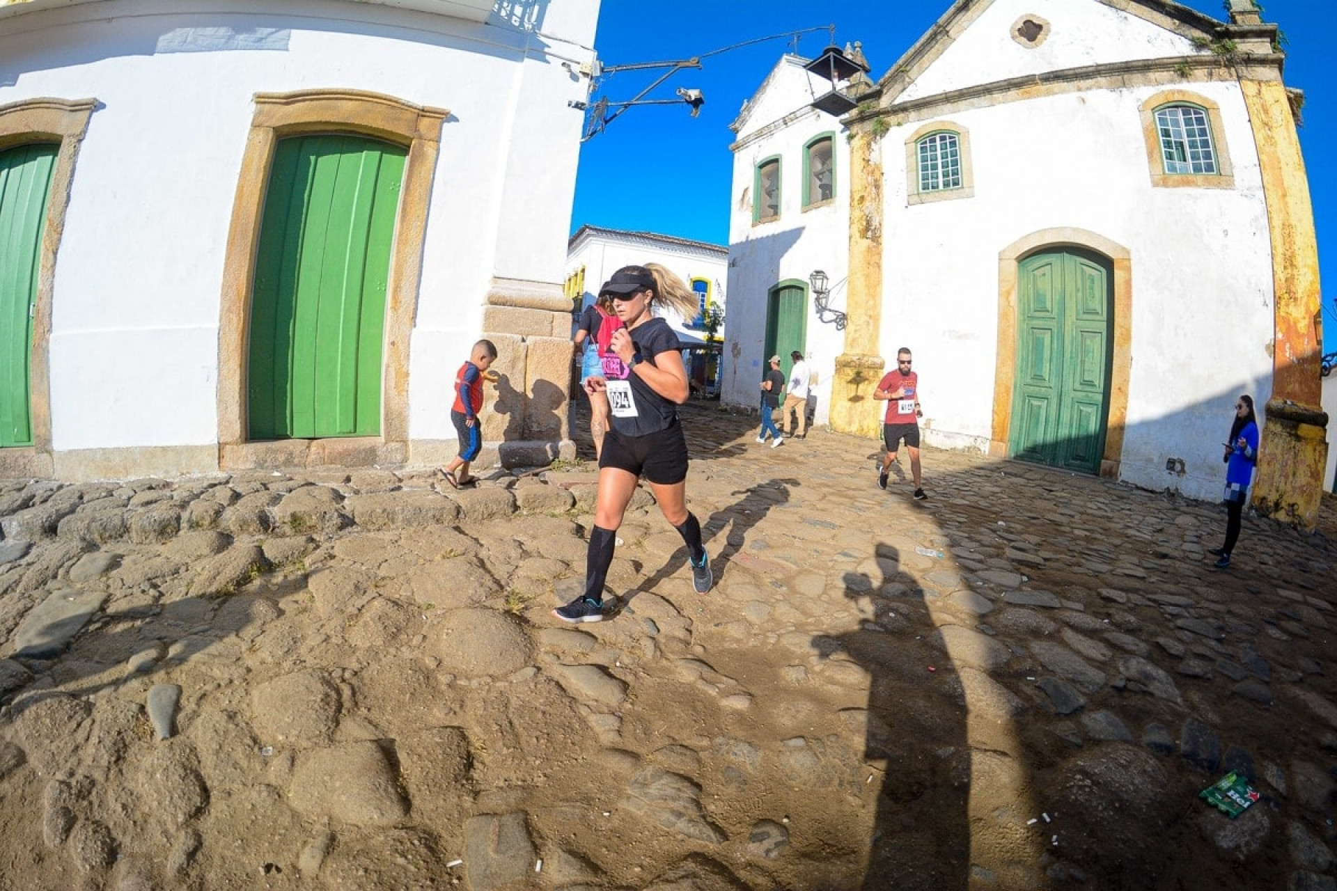 Atletas pelas ruas de pedras do centro histórico - Divulgação/Prefeitura de Paraty