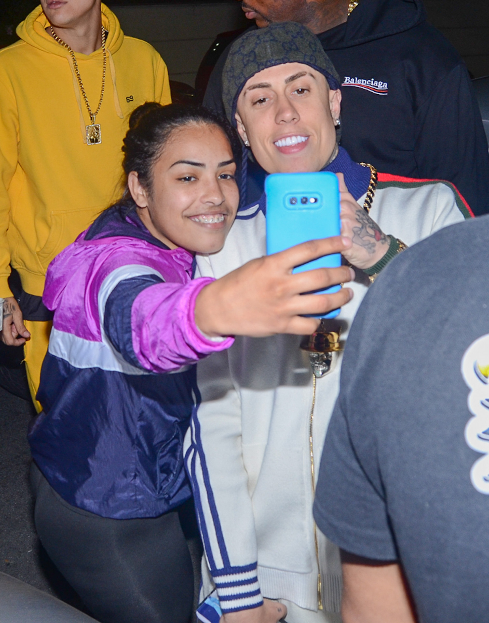MC Daniel posa com fãs ao chegar no show de Simone Mendes