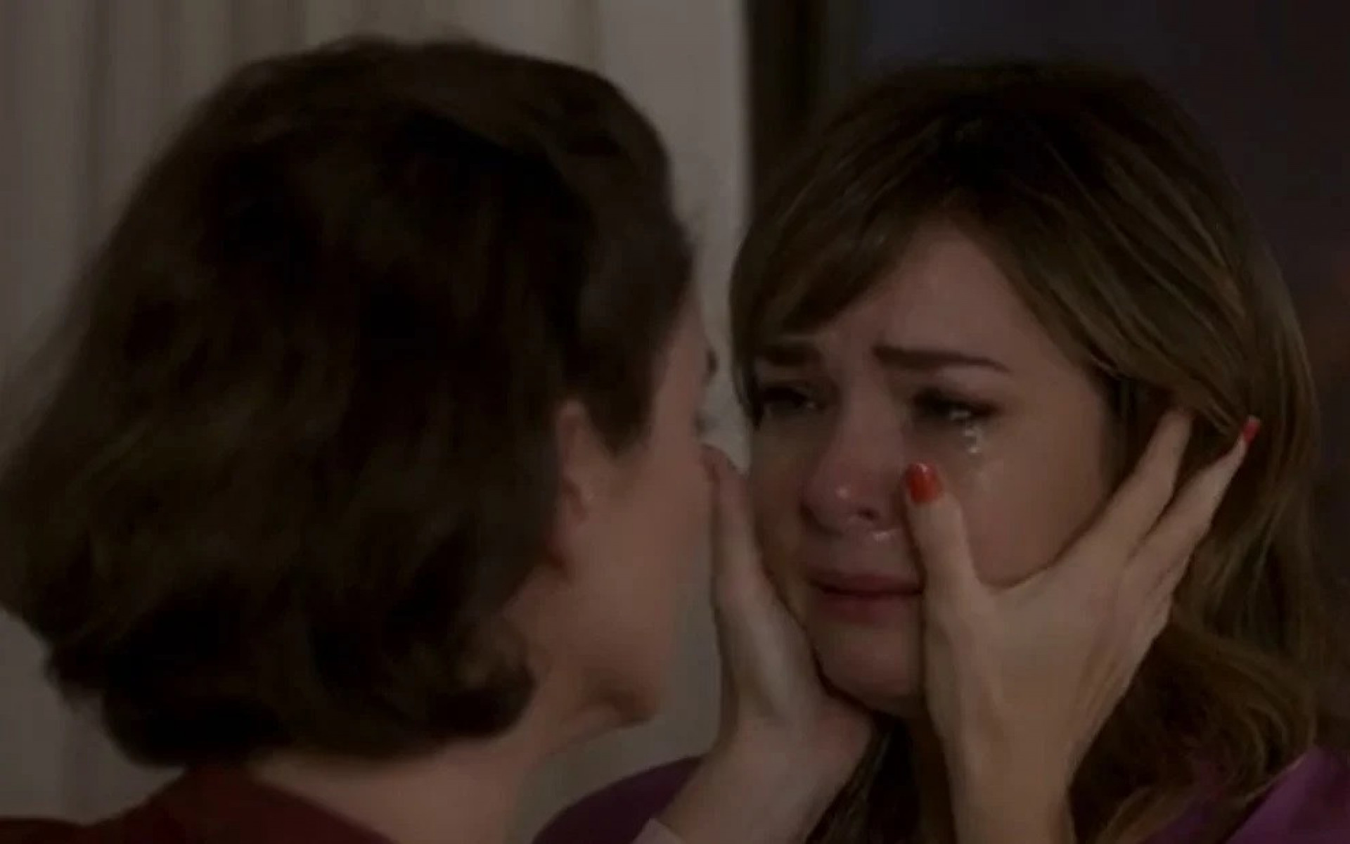 Internautas acusam Globo de cortar cena de beijo entre Clara e Helena mais uma vez - Reprodução