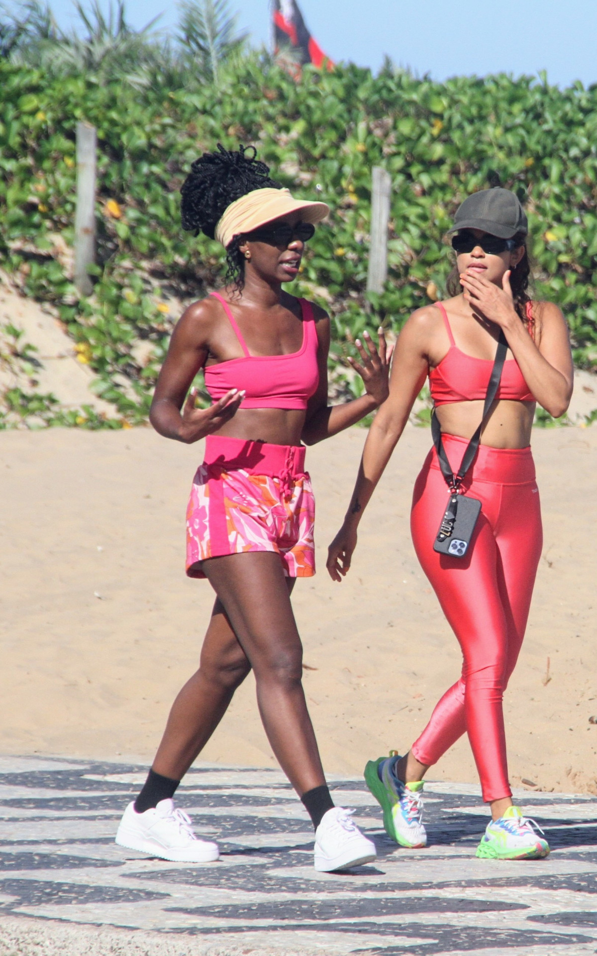 Lucy Alves faz uma caminhada na orla da Zona Sul do Rio na manhã desta sexta-feira