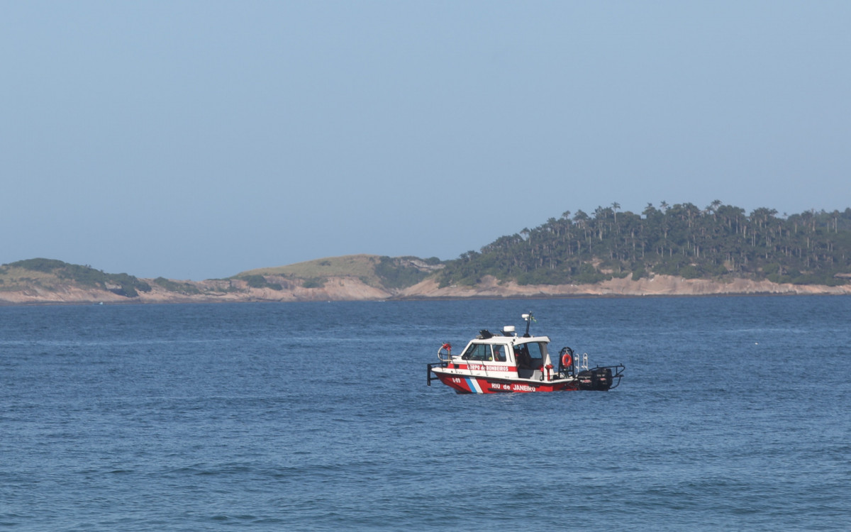 Bombeiros realizam buscas, entre o Leblon e o Arpoador, por Algrin David, desaparecido ap&oacute;s mergulho no mar do Arpoador