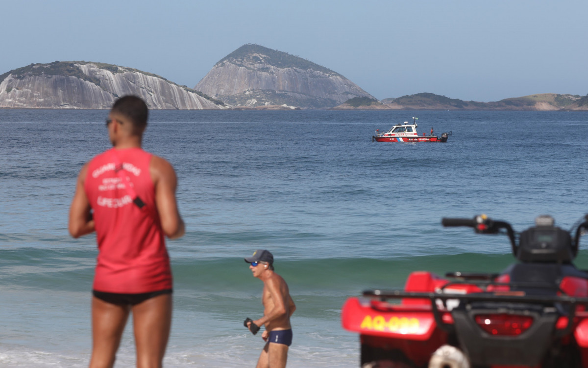 Bombeiros procuram no mar entre o Leblon e o Arpoador