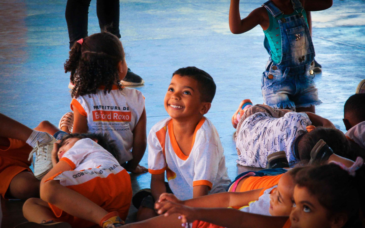 As crian&ccedil;as esqueceram os jogos eletr&ocirc;nicos e tiveram contato com brincadeiras tradicionais