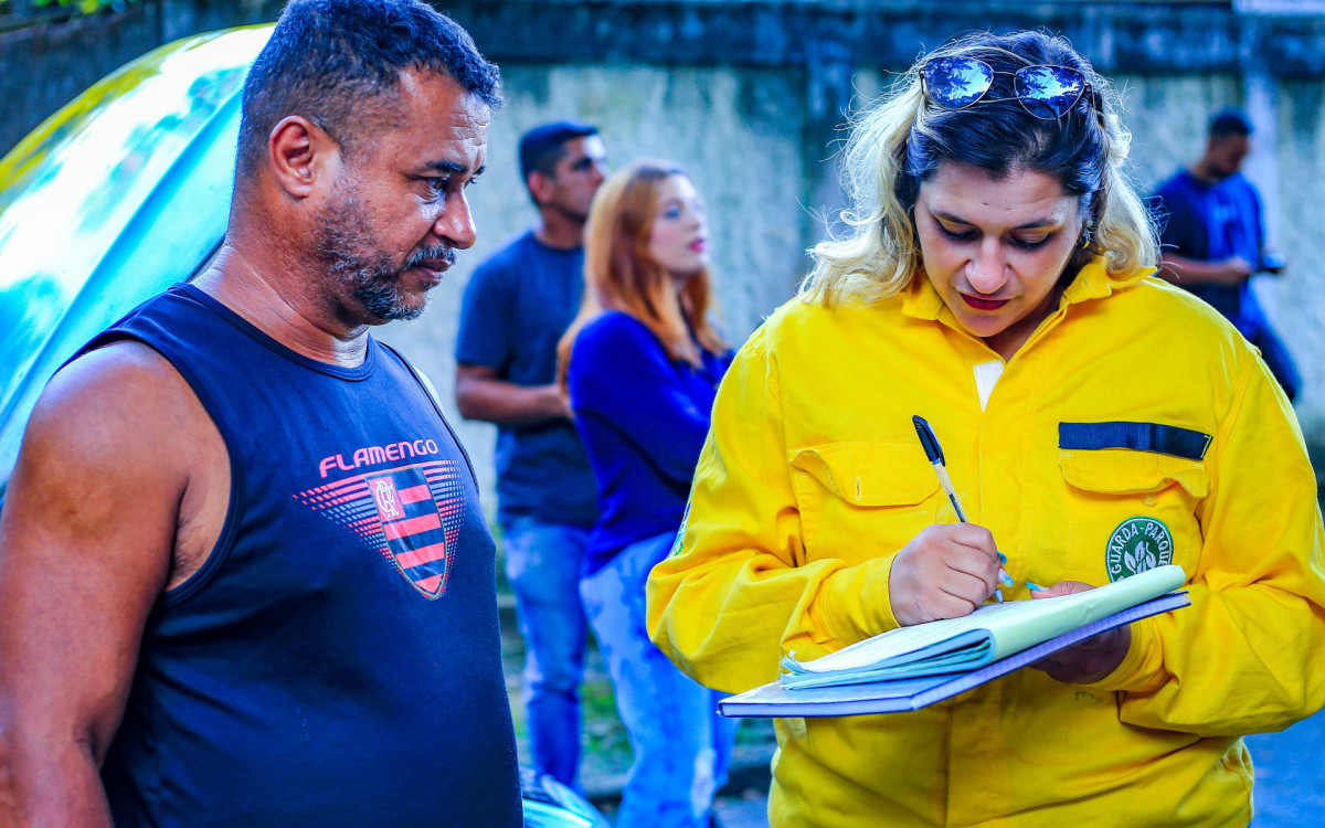 Tacianne Almada entrevista o morador do bairro Sargento Roncalli, Jorge Oliveira