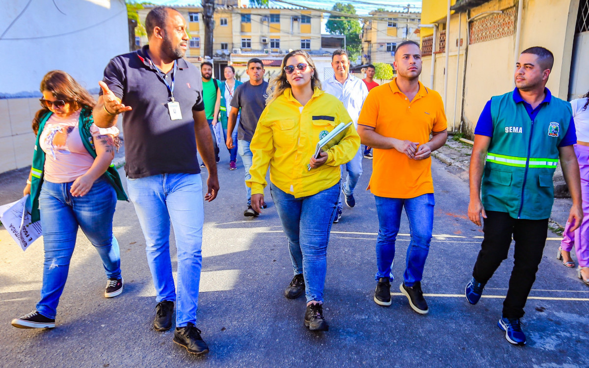Secret&aacute;rios Matheus e Igo Menezes com o pessoal do Inea no bairro Sargento Roncalli