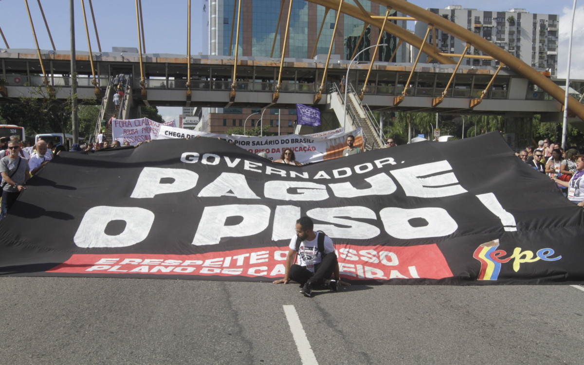 Na &uacute;ltima sexta-feira, profissionais de Educa&ccedil;&atilde;o realizaram uma manifesta&ccedil;&atilde;o no Centro do Rio