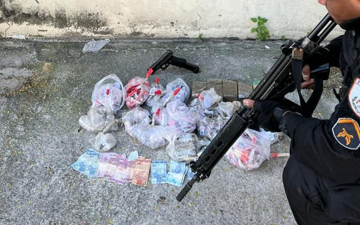 Drogas e arma apreendidos no Chapad&atilde;o