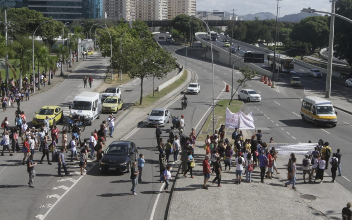 Profissionais de educação do estado realizam mais um protesto em reivindicação ao piso nacional - Marcos Porto/Agência O DIA