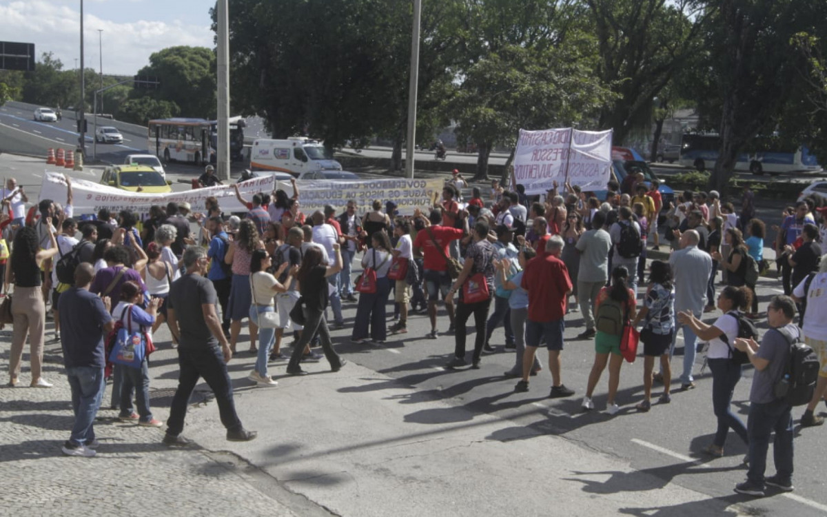 Profissionais de educação do estado realizam mais um protesto em reivindicação ao piso nacional - Marcos Porto/Agência O DIA