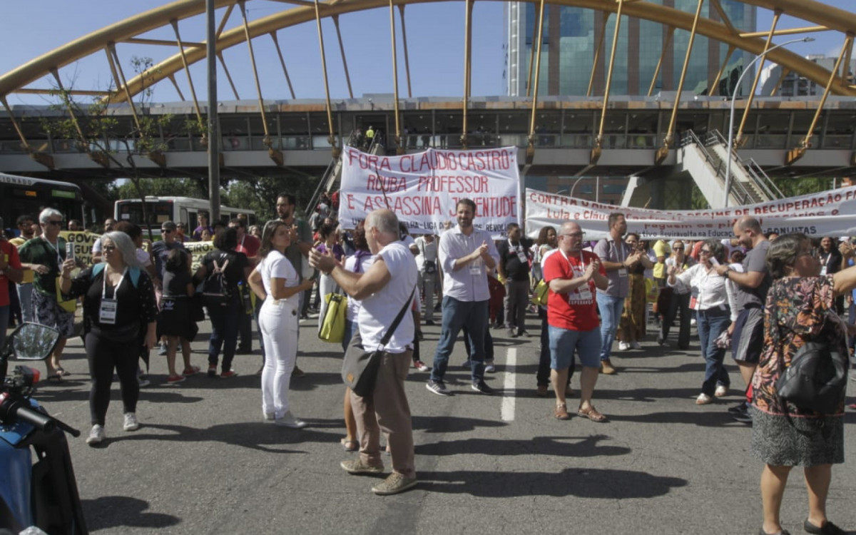 Profissionais de educação do estado realizam mais um protesto em reivindicação ao piso nacional - Marcos Porto/Agência O DIA