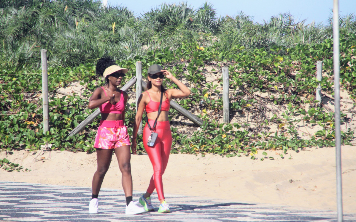 Lucy Alves faz uma caminhada na orla da Zona Sul do Rio na manhã desta sexta-feira