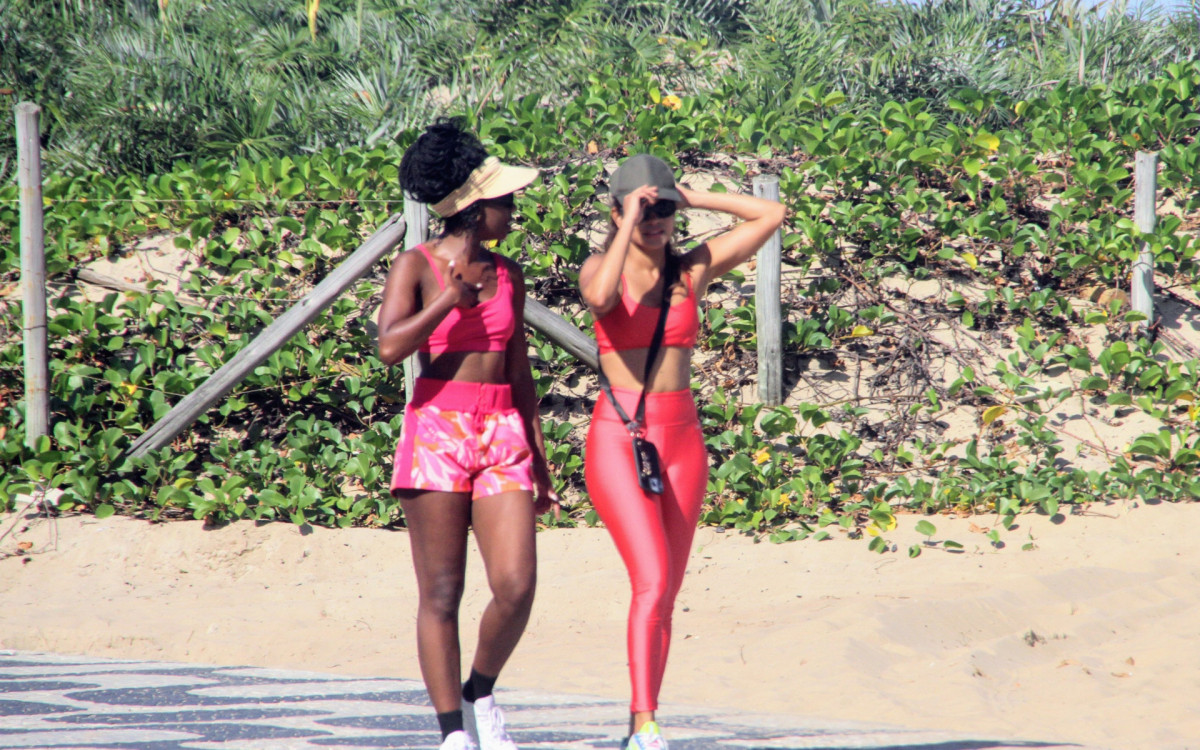 Lucy Alves faz uma caminhada na orla da Zona Sul do Rio na manhã desta sexta-feira