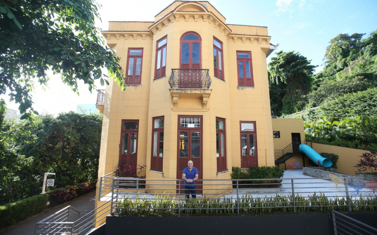 O jornalista e guia de turismo Rafael Bokor é idealizador do projeto 'Rio - Casas & Prédios Antigos', no qual conta a história de lugares centenários da cidade, como a Villa Aymoré - Cleber Mendes / Agência O Dia