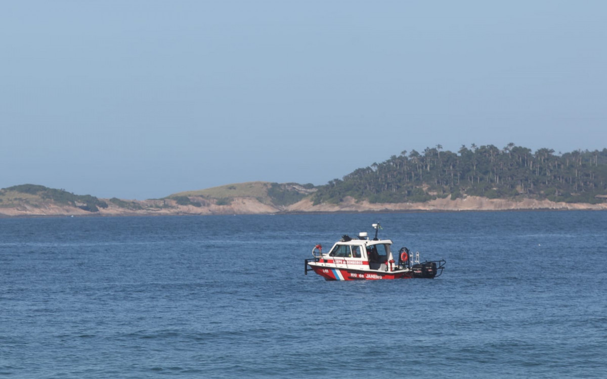 Bombeiros buscam por universit&aacute;rio desaparecido no mar do Arpoador