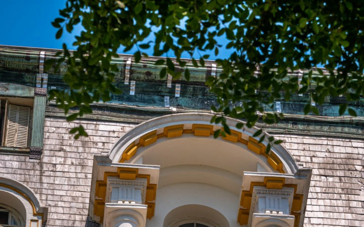 Fachada do Edifício Praia do Flamengo, o prédio alto residencial mais antigo da Zona Sul, que está no volume III da coleção de livros 'Rio - Casas & Prédio Antigos, do jornalista Rafael Bokor - Leonardo Martins