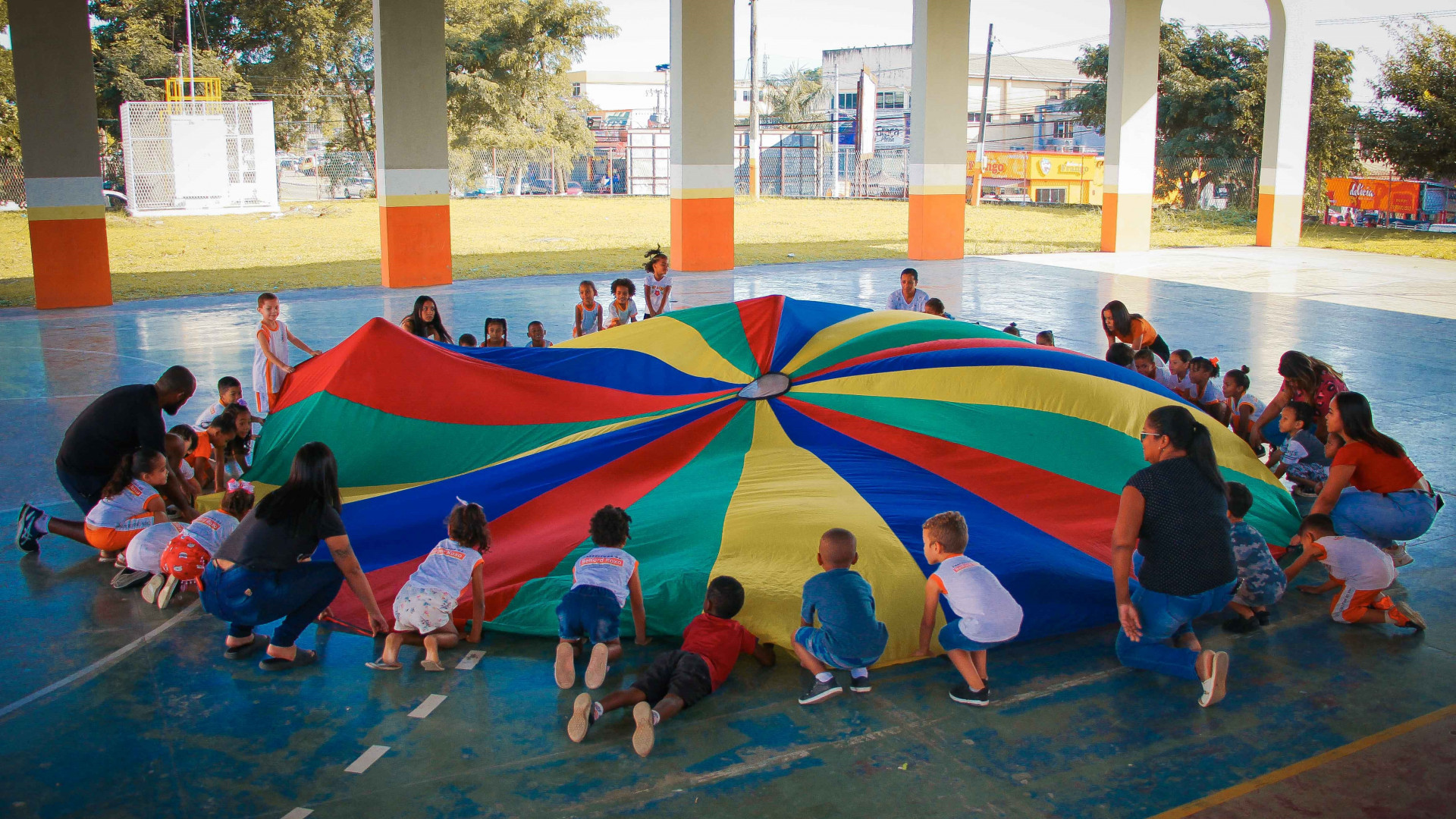 As crianças se divertiram na quadra do Ciep Municipalizado Constantino Reis - Kristian Amarante/PMBR